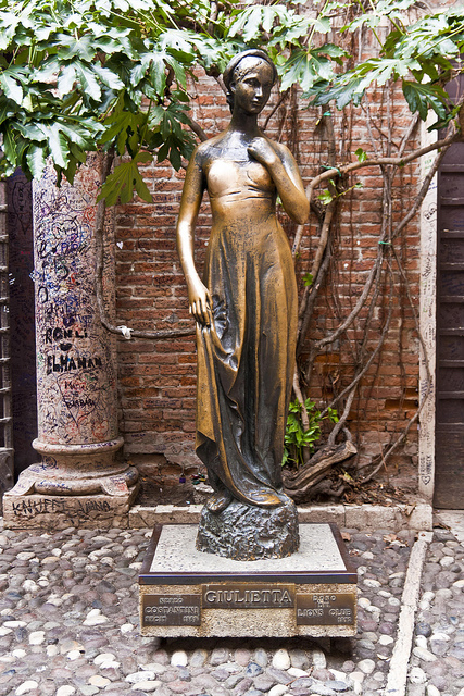 Giulietta #italy #Romeo and juliet #statua #city #veneto #Italie #Italien #verona #Europa #Romeo e giulietta #statue #Veron #sculpture #architecture #Giulietta #Italia #Europe #Juliet