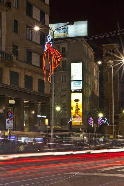 Vesti(ti) di luce #italy #car #lombardia #city #lights #long exposure #centre #center #Trails #luci #auto #Light Trails #milano #long shutter speed #milan #shutter speed #accadeamilano #metropolitan